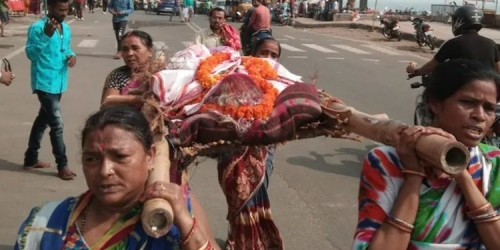 രണ്ട് ആണ്‍മക്കളും അമ്മയുടെ മരണാനന്തര ചടങ്ങില്‍ നിന്ന് മാറി നിന്നു ; മൃതദേഹം നാലു കിലോമീറ്റര്‍ ചുമന്ന് ശ്മശാനത്തിലെത്തിച്ച് പെണ്‍മക്കള്‍ ; കര്‍മ്മങ്ങളും പെണ്‍മക്കള്‍ തന്നെ ചെയ്തു