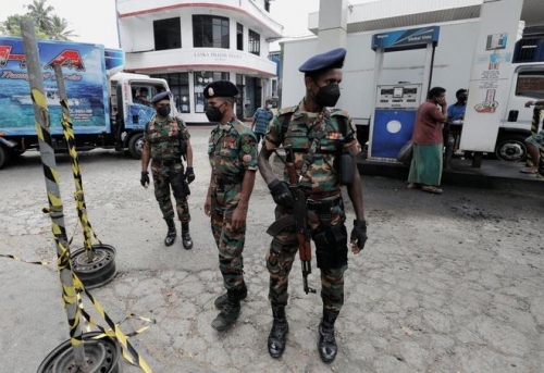 ഇന്ധനവും മരുന്നും ഭക്ഷ്യസാധനങ്ങളും വാങ്ങാന്‍ പണമില്ലാതെ ജനം നെട്ടോട്ടത്തില്‍ ; ശ്രീലങ്കയില്‍ ജനങ്ങളോട് പ്രതിഷേധ സമരങ്ങളുടെ ഭാഗമാകാന്‍ നിര്‍ദ്ദേശിച്ച് പ്രതിപക്ഷ പാര്‍ട്ടികള്‍