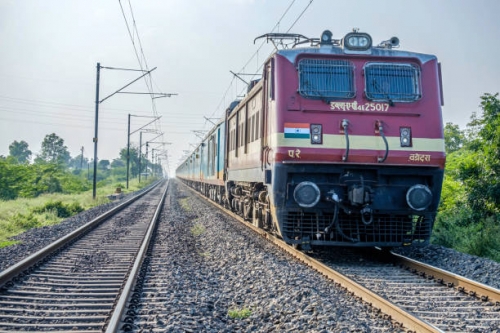 തീവണ്ടി തട്ടി മരിച്ചത് അമ്മയാണെന്ന് കരുതി മൃതദേഹം സംസ്‌കരിച്ചു; ചടങ്ങുകള്‍ക്കിടെ ക്ഷേത്ര ദര്‍ശനം കഴിഞ്ഞ് മടങ്ങിയെത്തി 'മരിച്ച' വയോധിക