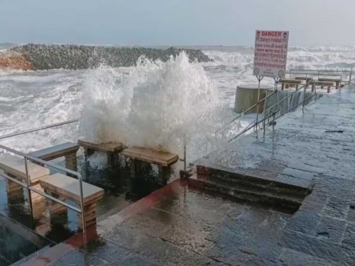 ബിപോര്‍ജോയ് ചുഴലിക്കാറ്റ് ഇന്ന് ഗുജറാത്ത് തീരം തൊടും ; അരലക്ഷത്തോളം പേരെ മാറ്റി പാര്‍പ്പിച്ചു ; ബീച്ചുകളും തുറമുഖവും അടച്ചു