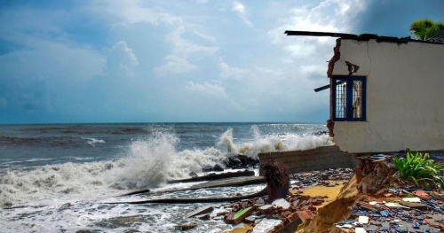 കനത്ത നാശം വിതച്ച് ബിപോര്‍ജോയ്; ഗുജറാത്തില്‍ ആറ് മരണം, 22 പേര്‍ക്ക് പരിക്ക്