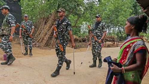 ബൂത്തുകള്‍ അടിച്ചു തകര്‍ത്തു, ബാലറ്റ് പേപ്പറുകള്‍ക്ക് തീയിട്ടു; മൂന്നുപേര്‍ കൊല്ലപ്പെട്ടു; പഞ്ചായത്ത് തിരഞ്ഞെടുപ്പില്‍ ബംഗാളില്‍ വ്യാപക അക്രമം; നിരത്തിലിറങ്ങി ഗവര്‍ണര്‍