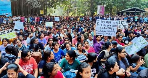 ക്യാമ്പസിനുള്ളില്‍ ബൈക്കിലെത്തിയ സംഘം വിദ്യാര്‍ത്ഥിനിയെ ബലമായി ചുംബിച്ചു, വസ്ത്രം വലിച്ചുകീറി ദൃശ്യങ്ങള്‍ പകര്‍ത്തി ; വാരണാസി ഐഐടിയില്‍ പ്രതിഷേധവുമായി വിദ്യാര്‍ത്ഥികള്‍