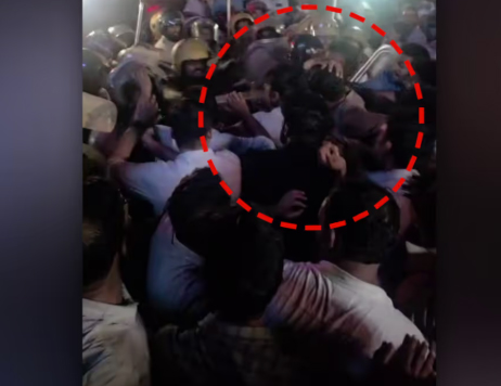 പേരാമ്പ്ര സംഘര്‍ഷം: ഷാഫിയെ ലാത്തി കൊണ്ട് അടിക്കുന്ന ദൃശ്യങ്ങള്‍ പുറത്ത്, പൊലീസിന്റെ വാദം പൊളിയുന്നു