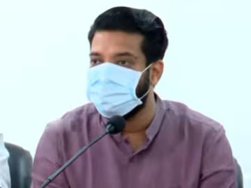 മീശ വടിക്കണോ താടി വടിയ്ക്കണോയെന്ന് തീരുമാനിക്കുന്നത് ഡോക്ടറല്ലേ? പോരാളി ഷാജിയല്ലല്ലോ'; ഷാഫി പറമ്പില്‍