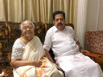 'ജനലിലൂടെ അമ്മ ഉരുളകളാക്കി തന്ന ചോറുകഴിക്കുമ്പോള്‍ കണ്ണ് നിറഞ്ഞൊഴുകി': രമേശ് ചെന്നിത്തലയുടെ കുറിപ്പ്