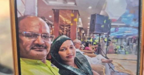 ഭാര്യയെ ശ്വാസം മുട്ടിച്ച് കൊലപ്പെടുത്തി കെട്ടി തൂക്കി, 11കാരിയായ മകള്‍ ഉറങ്ങി കിടക്കുമ്പോള്‍ അതേ മുറിയില്‍ ക്രൂരത ; 40 കാരന്‍ പിടിയില്‍ ; വിവാഹേതര ബന്ധമാണ് കൊലപാതകത്തിന് കാരണമെന്ന് ആരോപിച്ച് കുടുംബം