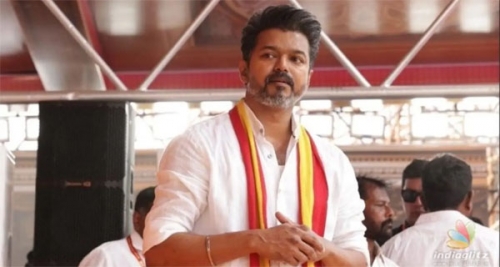 കാലില്‍ തൊട്ടു മാപ്പു ചോദിച്ചു ; കരൂര്‍ ദുരന്തത്തില്‍ മരിച്ചവരുടെ കുടുംബാംഗങ്ങളോട് ക്ഷമ പറഞ്ഞ് വിജയ്